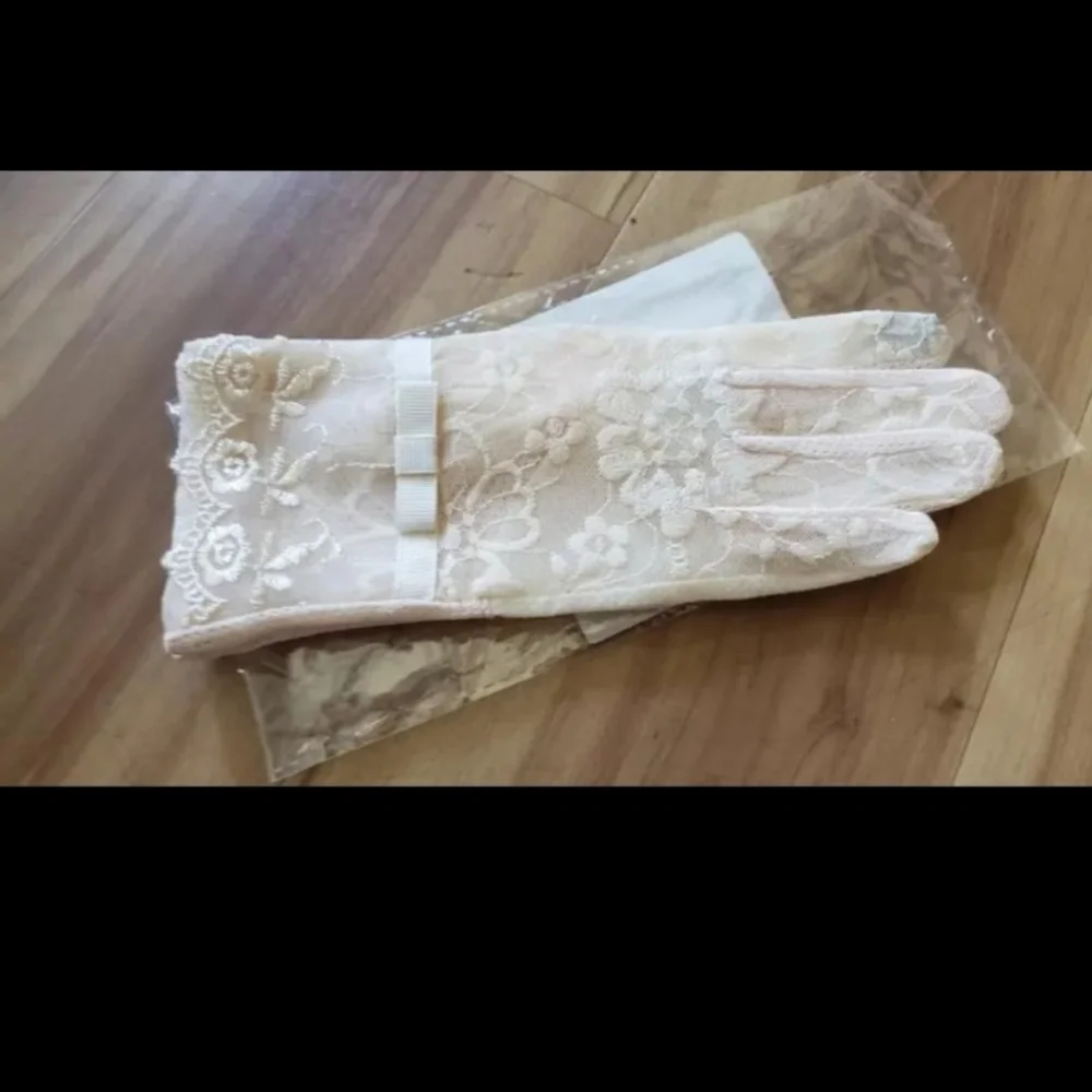 🔥NEW! Elegant Vintage Style Cream Lace Gloves OS